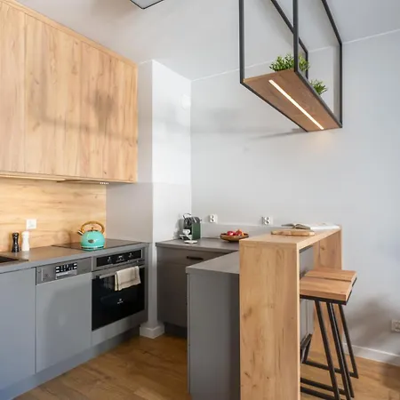 Riverside With Balcony & Parking Properunit Apartment *
