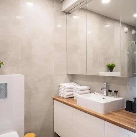 Riverside With Balcony & Parking Properunit Διαμέρισμα *